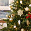 Ensemble de 106 boules de Noël décoratives pour arbre de Noël avec crochets suspendus, or et blanc