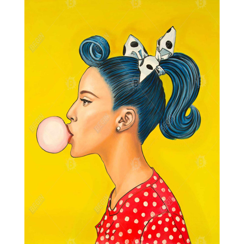 Femme rétro avec une belle queue de cheval - décor de toile bleue de salon