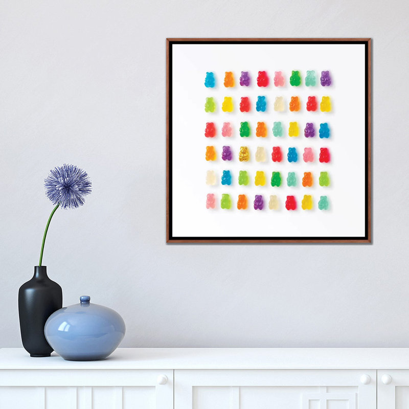 Reproduction de photo « Rainbow Bears » par Erin Summer, Pas de tapis, Toile avec cadre en bois brun classique