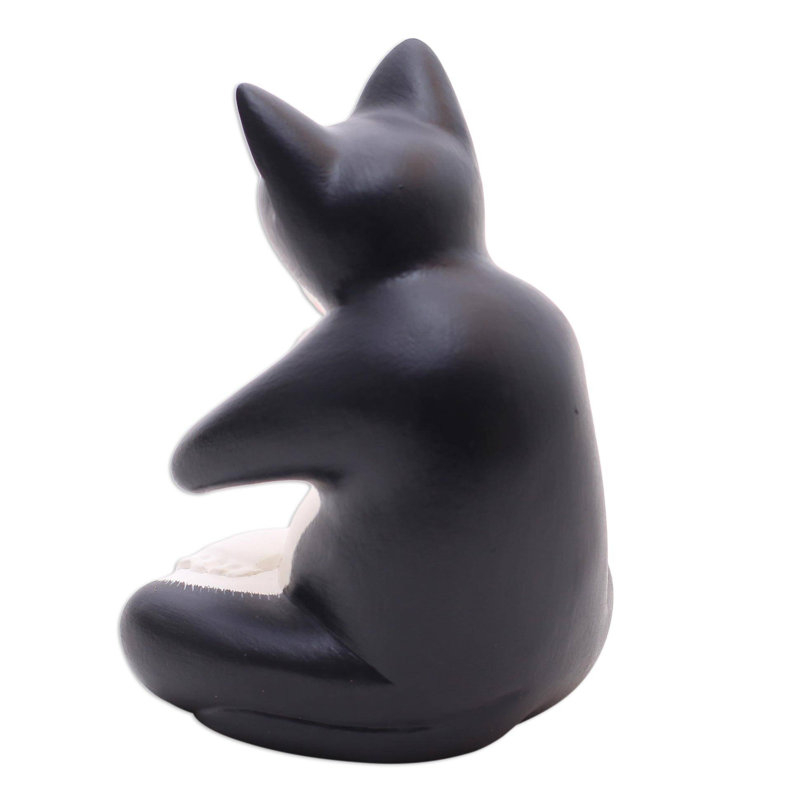 Figurine en bois méditant tuxedo kitty Sarkis