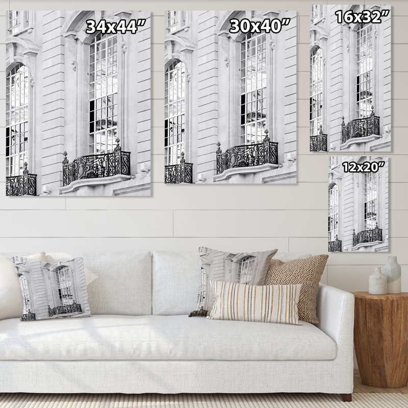 «Black and White Old Stone Building in London», photographie sur toile, H 44 po x l 34 po, Toile tendue