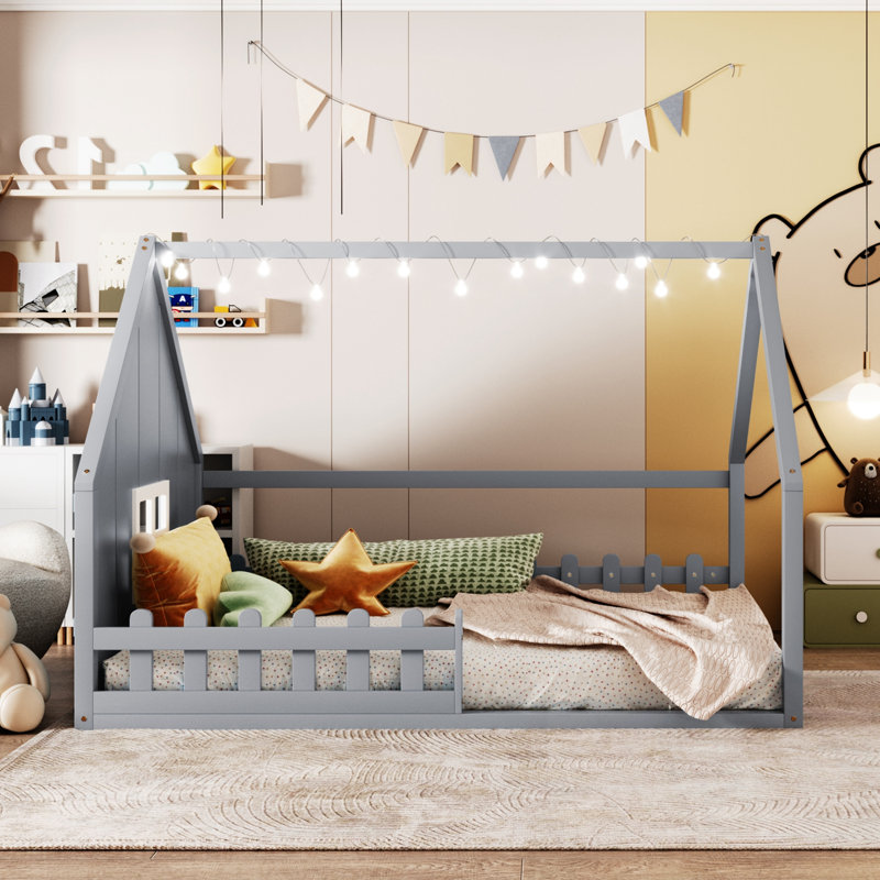 Lit double en bois avec fenêtre et clôture, Gris