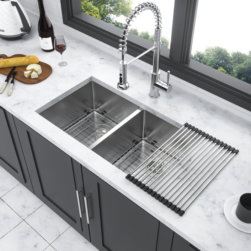 Évier de cuisine à double cuve 50/50 à encastrer sous plan en acier inoxydable de calibre 16, avec cuves de 25 cm de profondeur, fond légèrement incliné, bonde arrière de 9 cm, coussinets d'insonorisation de 3 mm, revêtement anticondensation, égouttoir inclus