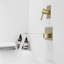 Robinet de salle de bain mural à 2 trous pour robinet de lavabo en cascade avec robinet à poignée simple en laiton-105914731