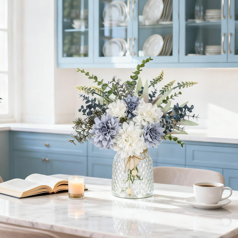 Fleurs artificielles bleues avec vase