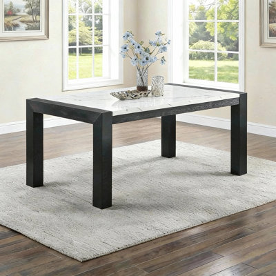 Table basse de salon moderne et fonctionnelle