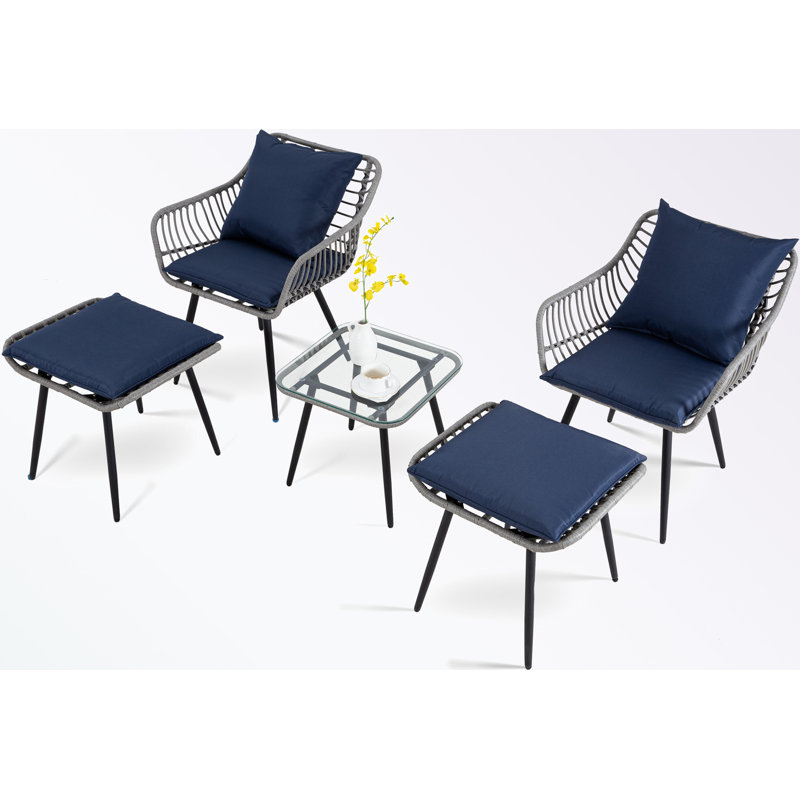 Ensemble de patio 5 pièces en osier avec deux repose-pieds et table basse en verre, Gris, Bleu