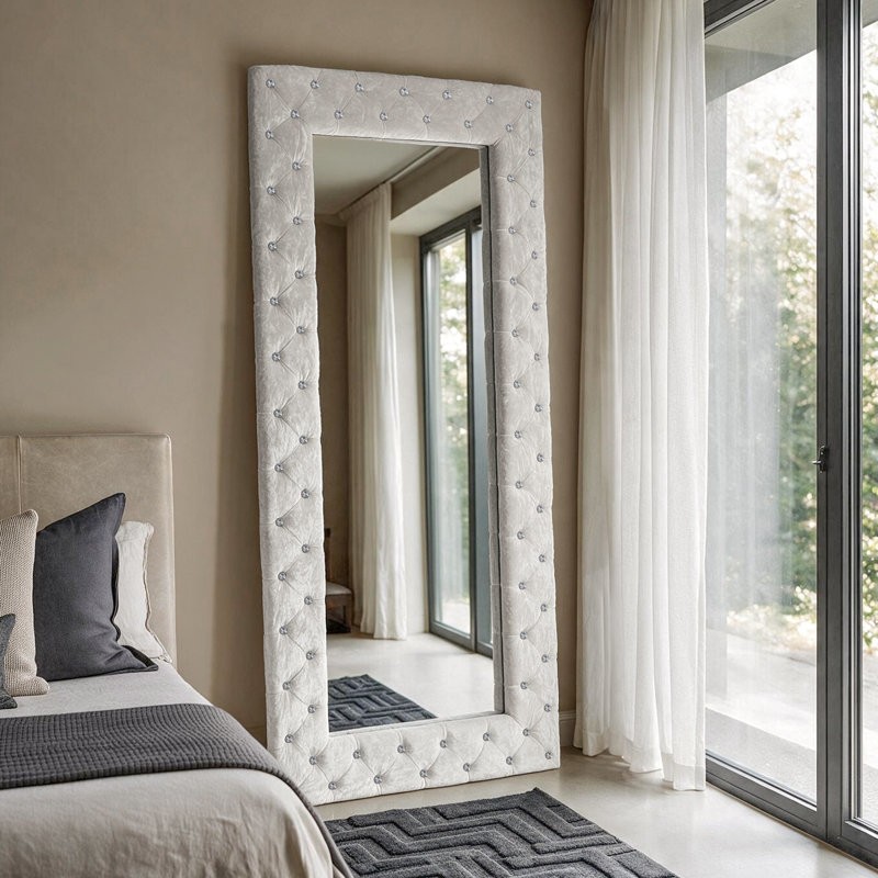 Miroir sur pied blanc Casmer capitonné en cristal de 70 po H, Blanc