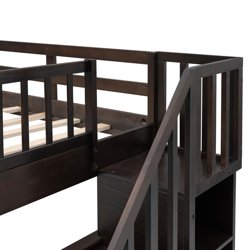 Lit superposé dans la chambre à coucher avec rangement pratique et garde-corps avancé