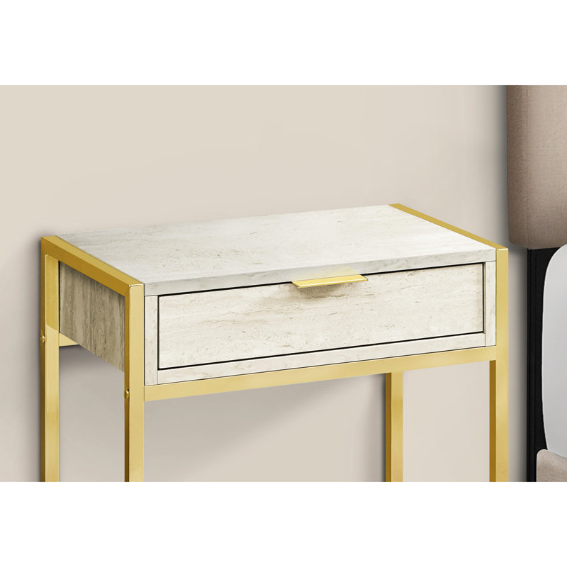 Table d'appoint avec revêtement en marbre beige et détails en métal doré, mobilier de chambre à coucher aux finitions élégantes