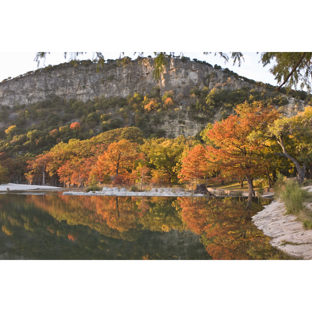 Herbstfarben spiegeln sich im Frio River von Dhughes9 - Kunstdrucke ohne Rahmen auf Leinwand