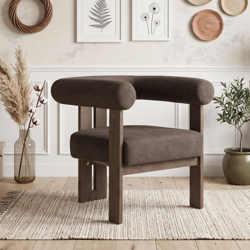 Fauteuil d'appoint moderne en bois rembourré, avec accoudoirs arrondis, dossier incurvé et piètement à trois pieds.