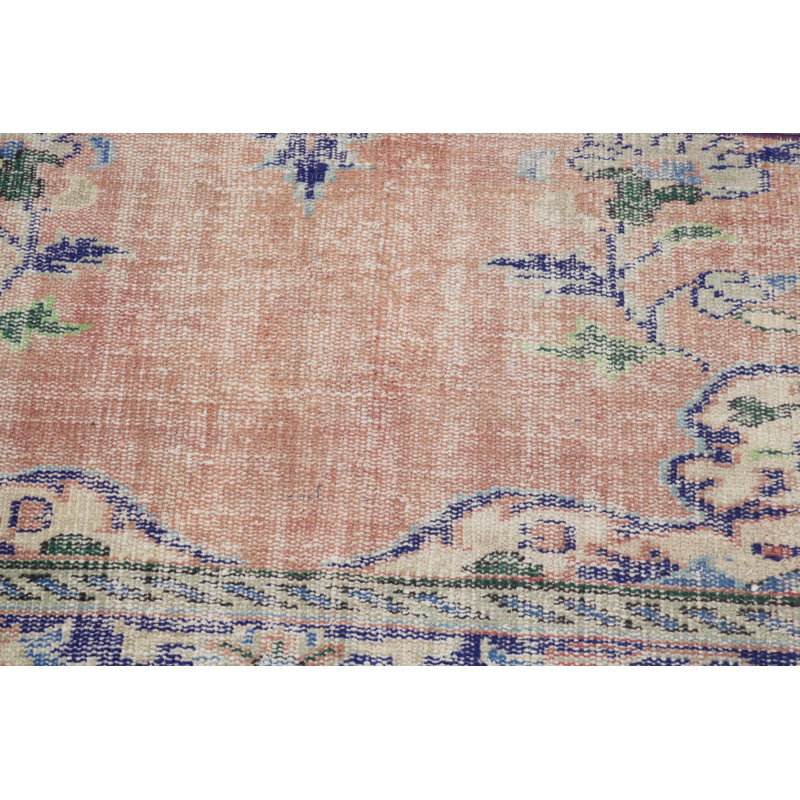 Superbe tapis turc rétro aux motifs traditionnels pour un salon élégant
