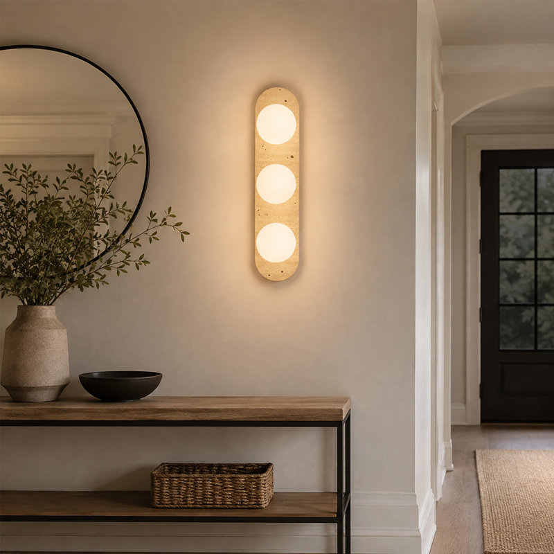 Applique murale moderne à 3 lumières de 60 cm (23,6 po) en véritable travertin avec globes en verre dépoli, ampoules G9 à intensité variable, câblée, montage horizontal/vertical