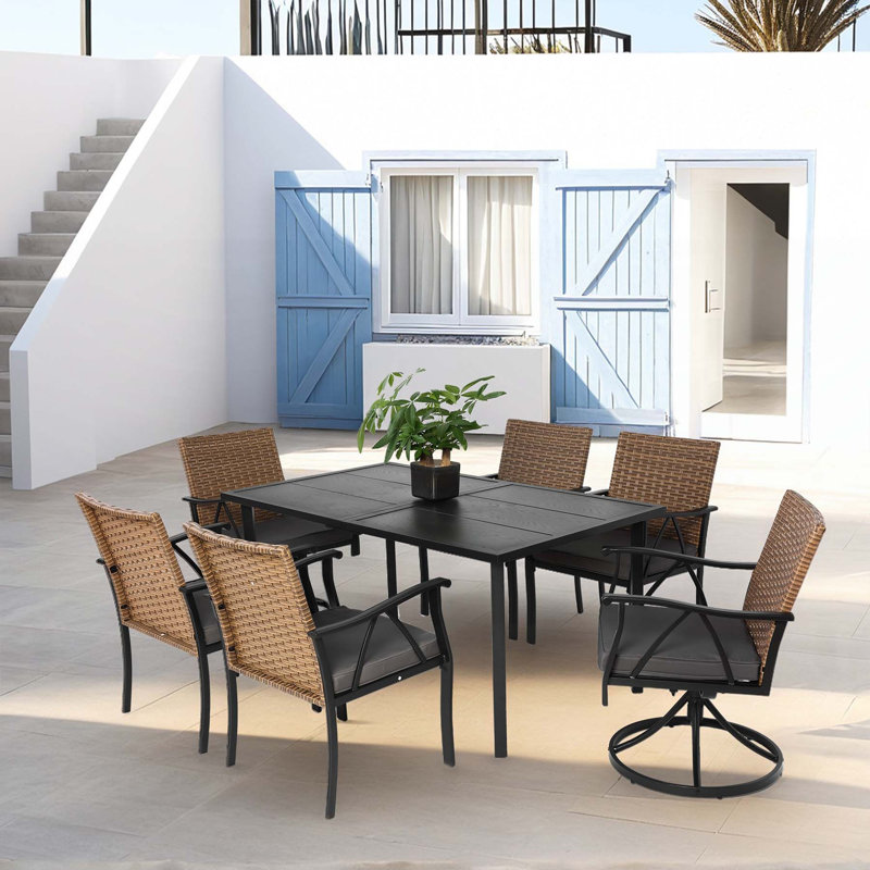 Ensemble repas d'extérieur en osier avec chaises confortables et table durable