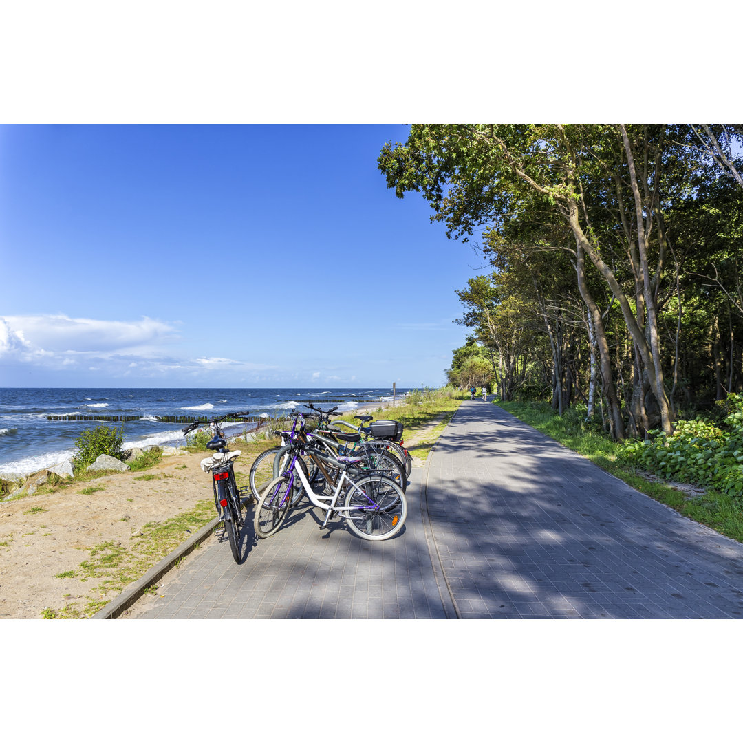 Fahrradweg entlang des Meersandstrandes, Kolobrzeg, Polen