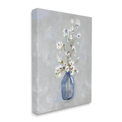 Arrangement classique de fleurs blanches dans un vase bleu, peinture Ikebana par Sally Swatland - Peinture