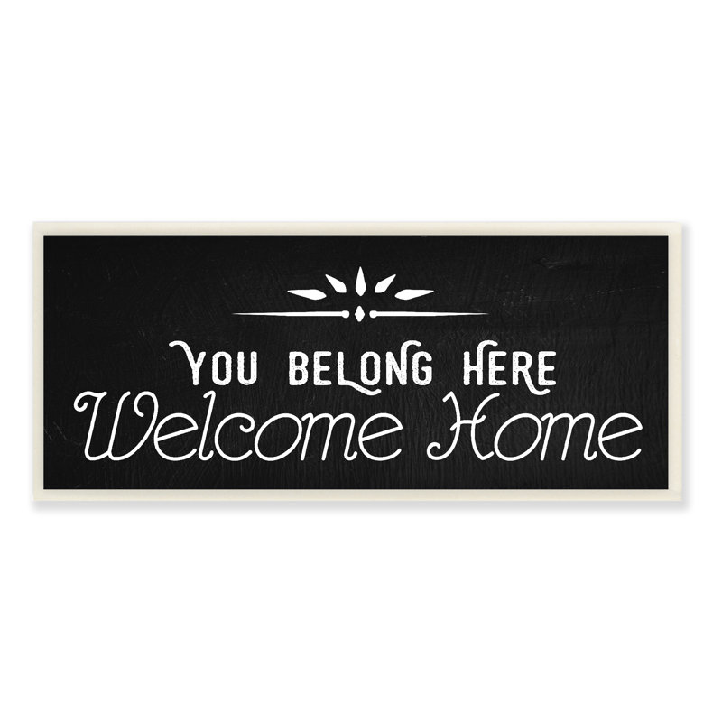 «You Belong Here Welcome Home» par Daphne Polselli, reproduction d'art textuel, H 7 po x l 17 po x P 0,5 po, Plaque murale