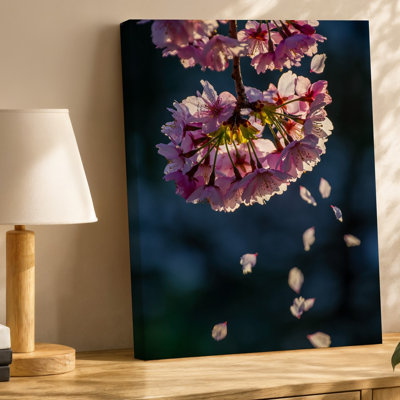 Toile, art captivant de fleurs de cerisier roses délicates dans les airs, créant une cascade envoûtante de pétales