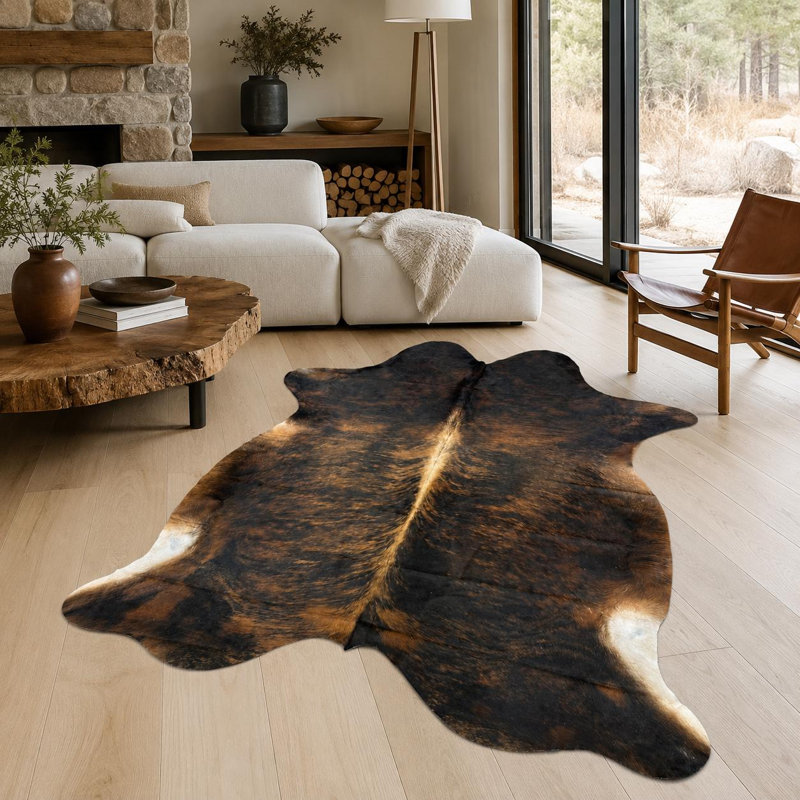 Tapis en peau de vache véritable 6,11 x 7,8 pi avec poils de vache véritable - brun foncé noir