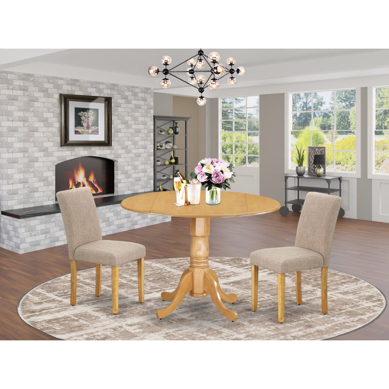 L'ensemble de meubles de salle à manger 3 pièces comprend une table de salle à manger ronde avec Dropleaf et 2 chaises Parsons en tissu brun clair clair, 42 x 42 pouces, chêne