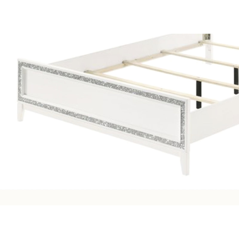 Grand lit blanc avec ornement en forme de tête de lit à panneau argenté et DEL, sans capacité de rangement