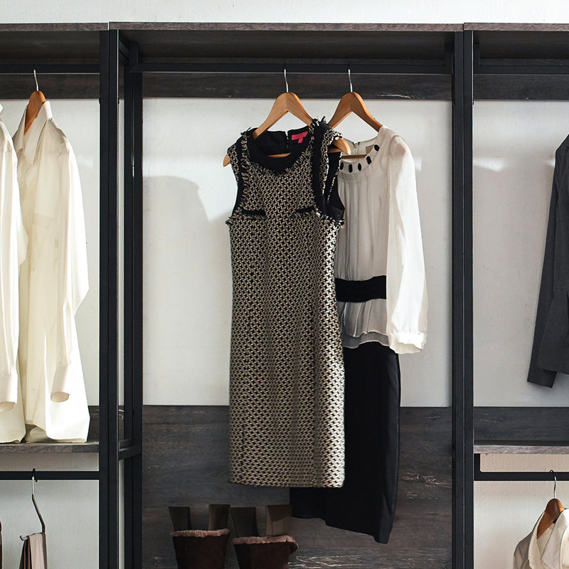 Rustic Walk-In Closet With Water Surface And Build Heat Modular Elements