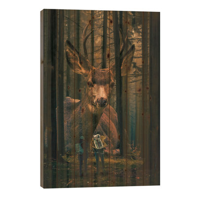 Cerf géant dans une forêt