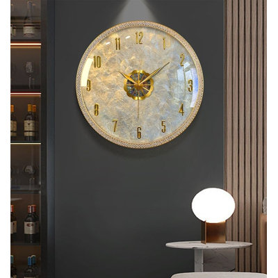 Horloge murale ronde créative en laiton avec cadran en nacre naturelle et mouvement silencieux, idéale pour la décoration intérieure.
