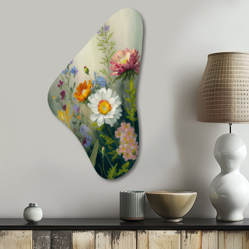 «Painted Blossoming Wildflowers VI» - art mural asymétrique en forme de boum floral, H 31 po x l 17 po