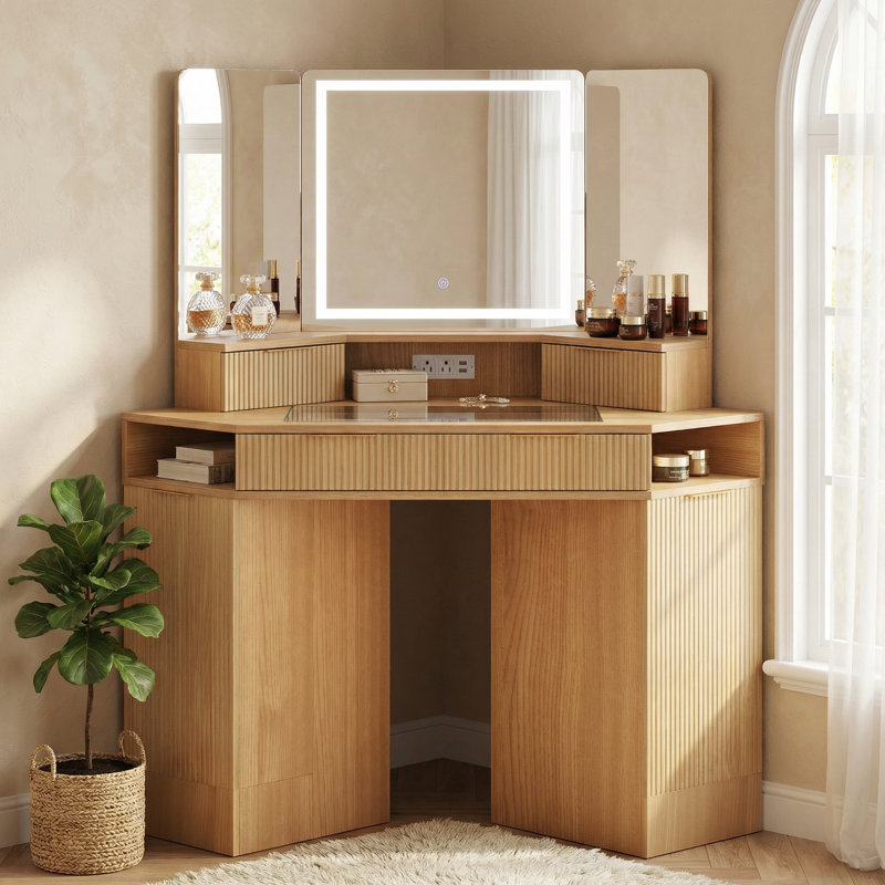 Meuble-lavabo de coin en finition peinte lisse avec miroir intelligent 3 plis, multiprise intégrée, plateau en verre, poignées dorées et grand espace de rangement