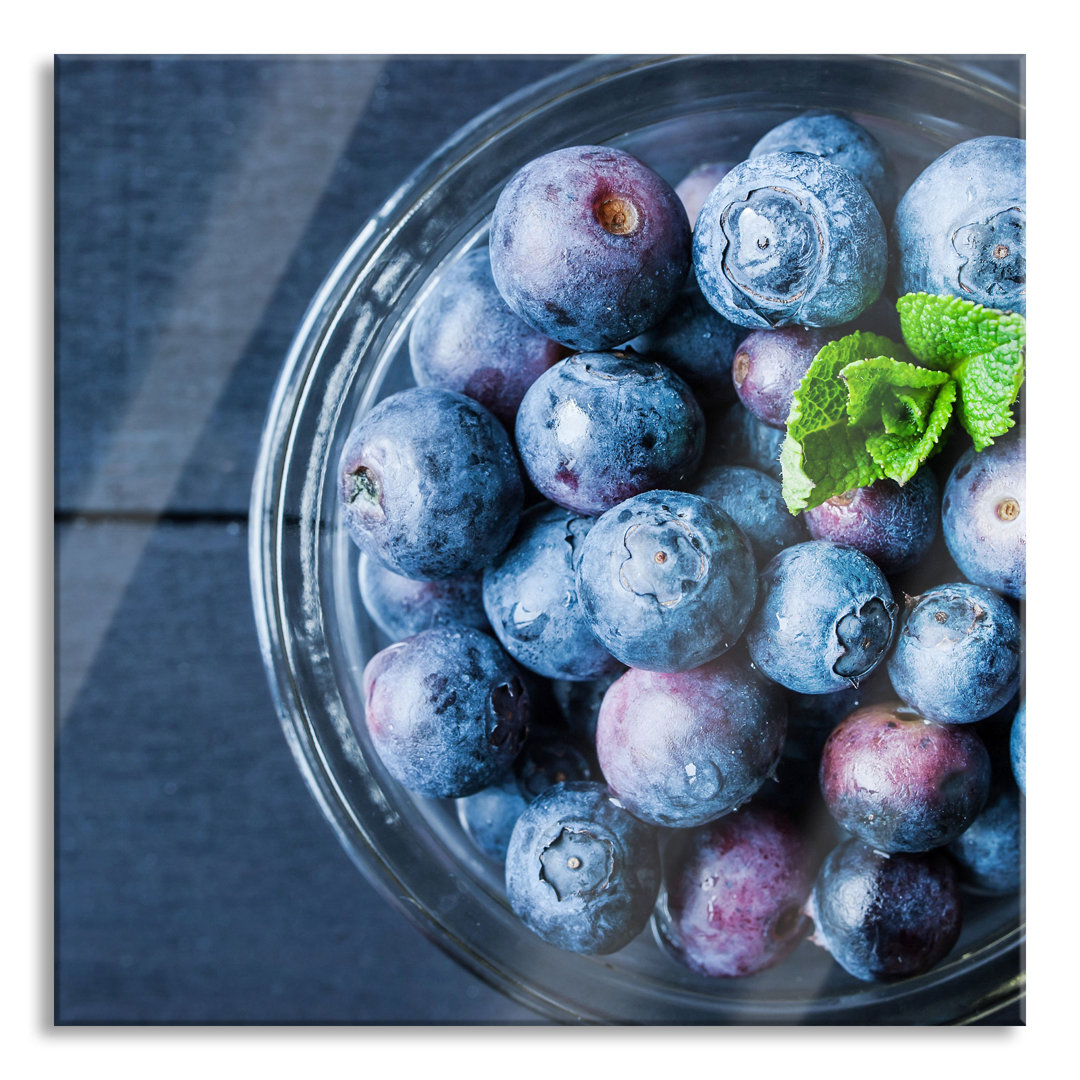 Glasbild Glas mit frischen Blaubeeren