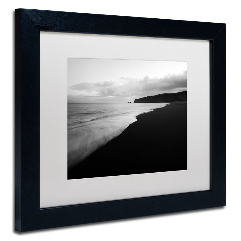 Fadel «On the Black Beach», reproduction de photo sur toile encadrée, H 11 po x l 14 po x P 0,5 po, Noir