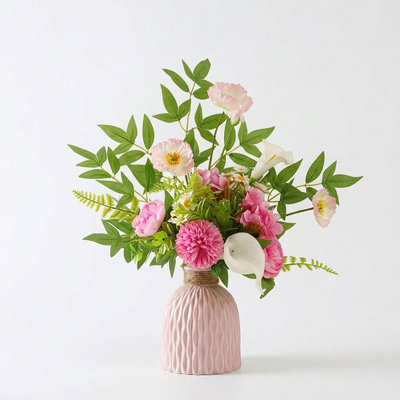 Bouquet de fleurs artificielles artificielles dans un vase pour la maison