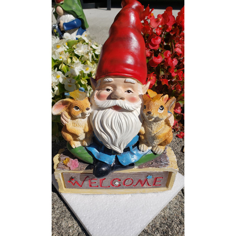 Nain de jardin Etasha sur un panneau de bienvenue avec des lapins