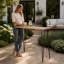 Table de bar en bois d'acacia durable et durable en bois d'acacia avec pieds en métal rustiques pour une réception élégante
