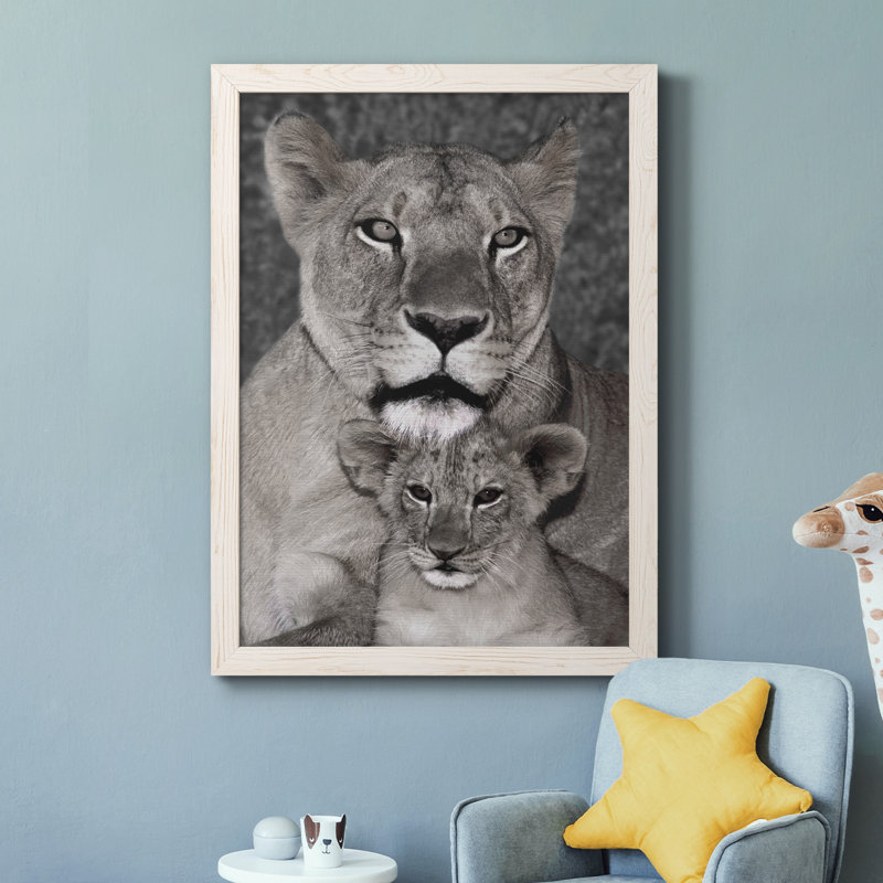 Lionne et louveteau - Photographie sur toile, Cadre blanc, H 37,5 po x l 27,5 po x P 1,5 po