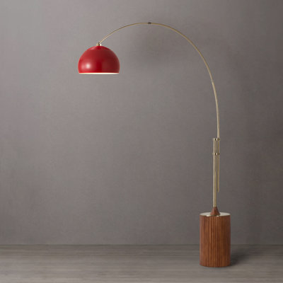 Lampe à arc 1 lumière en demi-dôme Tambo H 92 po, demi-dôme rouge cramoisi, corps en laiton vieilli, base noyer foncé, à intensité variable, pour le salon ou la chambre à coucher