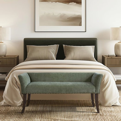Banc décoratif élégant et confortable avec dossier bas rembourré, accoudoirs évasés, passepoil, pieds 100% rembourrés en bois massif, détails cloutés, mousse de siège haute densité
