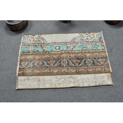 Tapis turc Boho rétro fait à la main avec un motif de patchwork unique et un attrait décoratif beige / vert