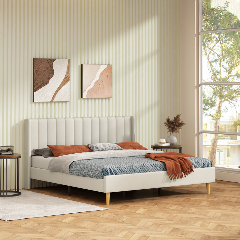 Très grand lit plateforme tapissier très grand avec tête de lit à oreilles et lattes de bois, sans sommier tapissier, beige