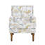 Chic fauteuil floral avec garniture cloutée, imprimé doré et gris, pieds en bois massif, idéal pour les décors campagnards et transitionnels