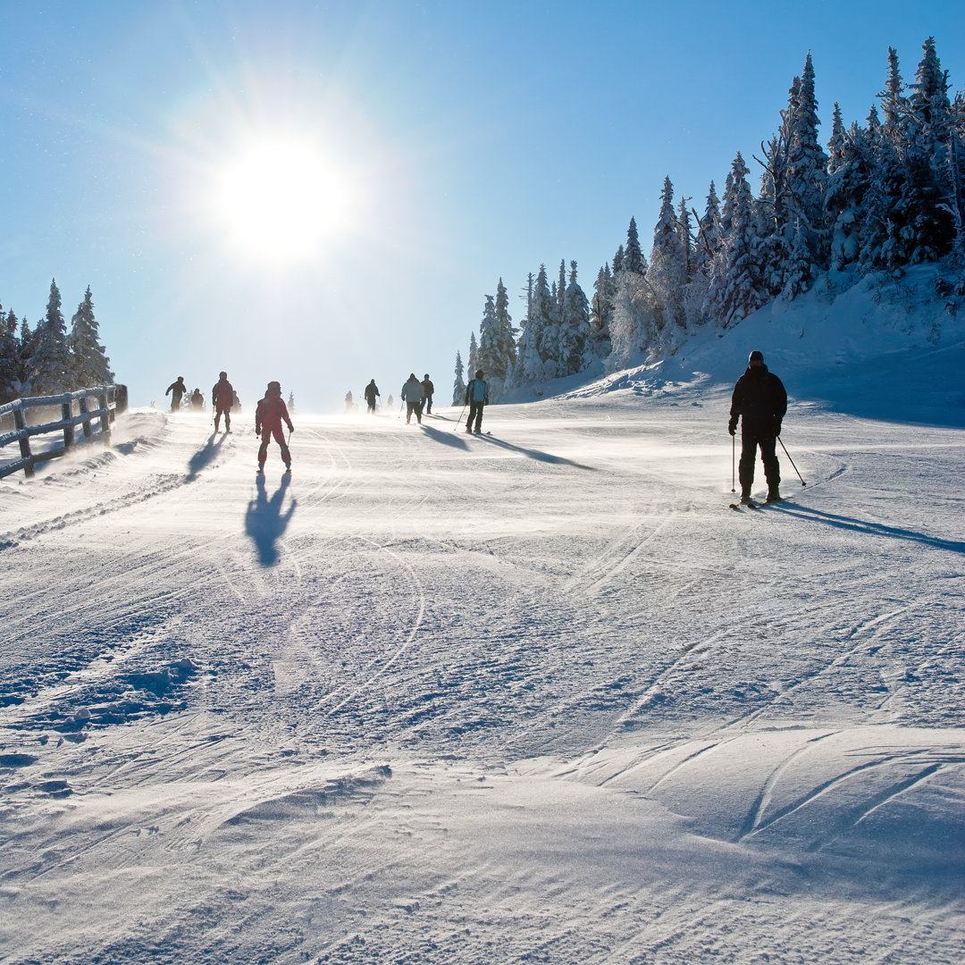 Early Morning Ski von AlpamayoPhoto - Kunstdrucke auf Leinwand ohne Rahmen