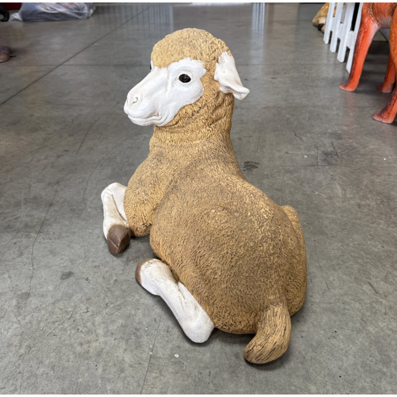 Statue de bébé agneau mérinos au repos