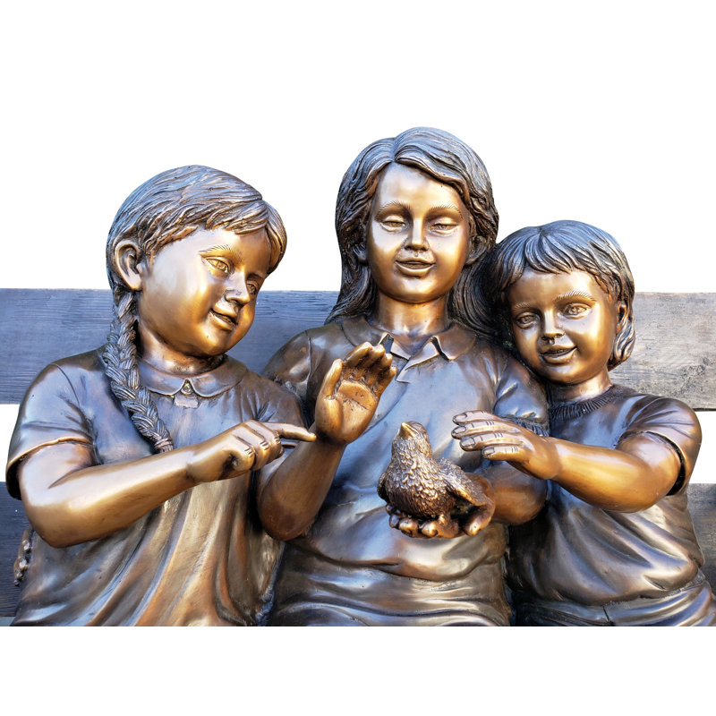 Trois enfants sur un banc tenant une statue d'oiseau