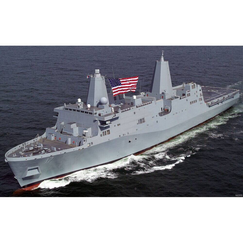 USS San Antonio (LPD-17) moyen, H 10 po x l 36 po x P 5 po