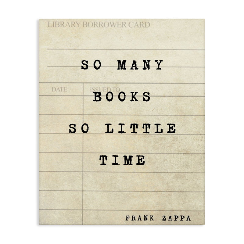 Beaucoup de livres et de petites toiles, design par Julia Frost, H 40 po x l 30 po