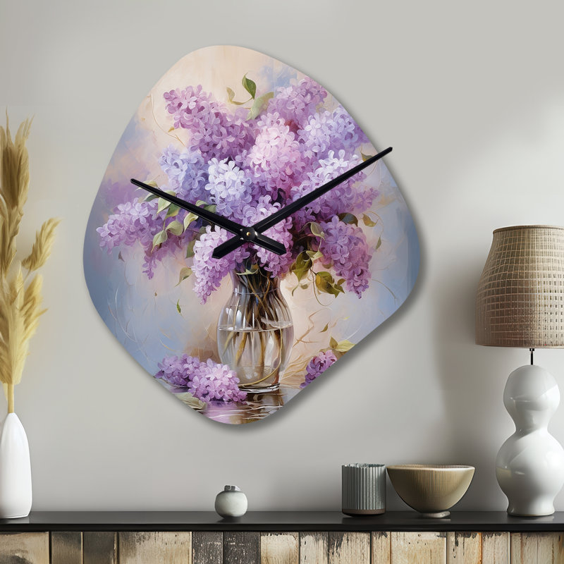 Lilacs Romantic Impression I - lilas, forme unique en métal, horloge murale asymétrique traditionnelle, Petit