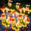 Ensemble de 2 lampes solaires oscillantes pour jardin, 7 têtes en forme de lotus violet enneigé et 3 décorations papillon colorées, lumière chaude, étanche IP65, autonomie de 10 à 12 heures, idéales pour les mariages, les fêtes et les cadeaux.