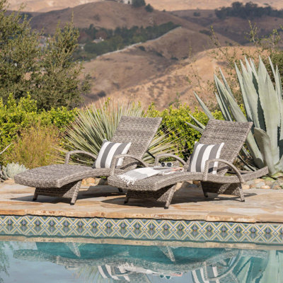 Crete Wicker Chaise Lounge, Stylish Outdoor Recliner with Aluminum Frame